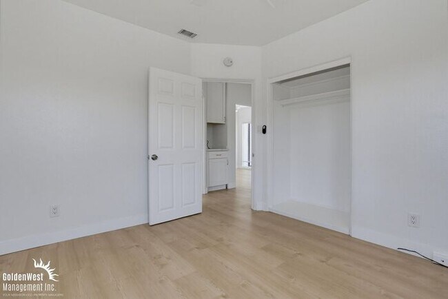 Building Photo - Stylish 4Bdm 2Ba Main House in Tri-Plex!