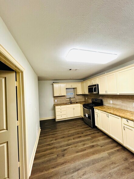 Building Photo - 5767 Belcrest St