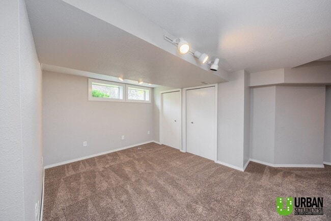 Building Photo - Spacious 4 bedroom and 3 bathroom house fo...
