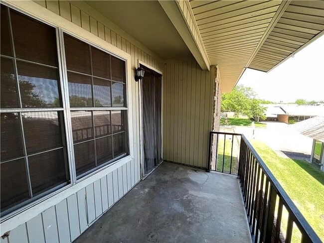 Building Photo - New Listing in a great location