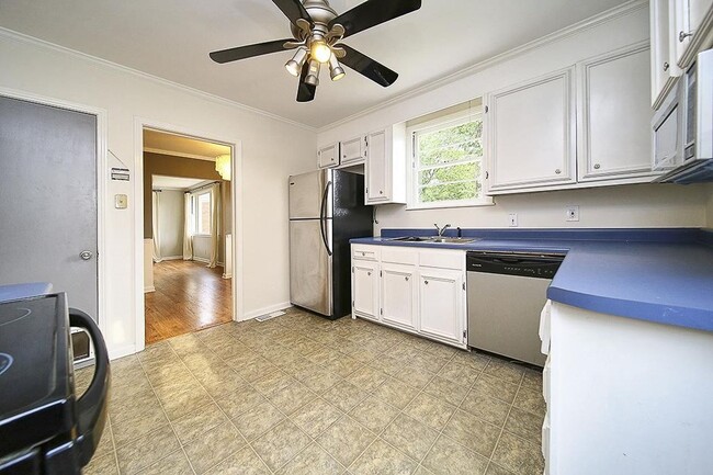 Building Photo - Picture-perfect 3BR/2BA brick bungalow In East Nashville!