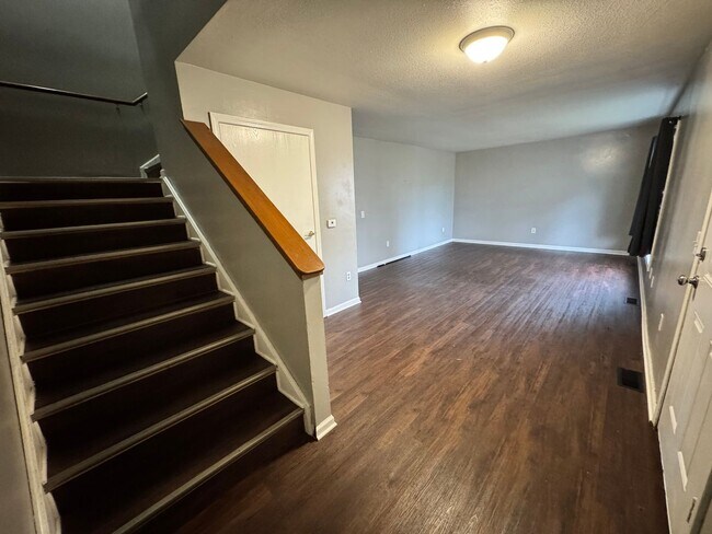 Building Photo - 4 Bedroom House