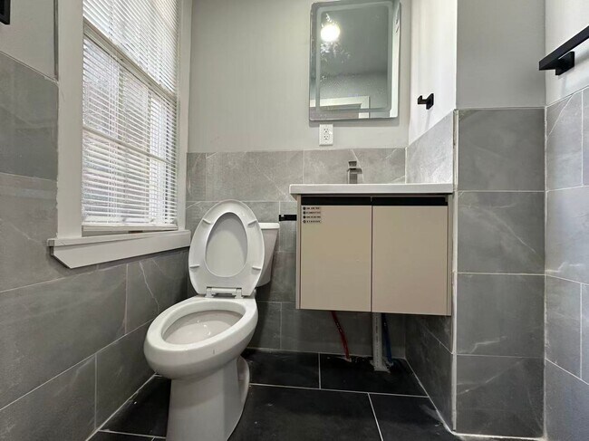 Building Photo - 3b1b house available in South Philly