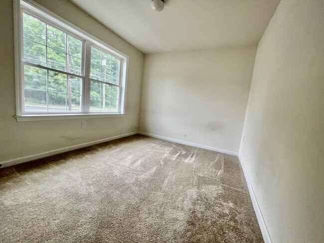 Building Photo - 1002 N Division St