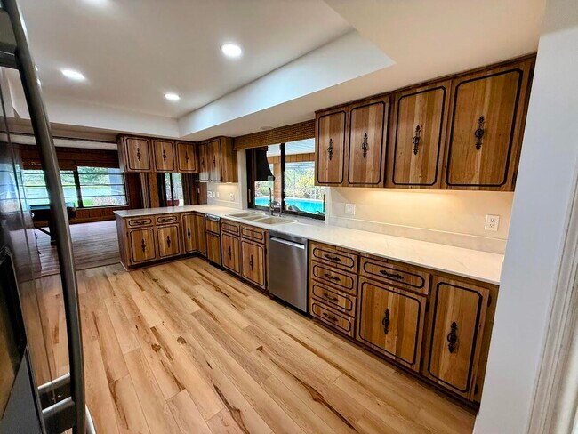 Building Photo - 465 SE Naranja Ave