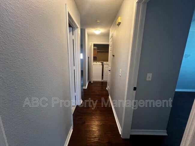 Building Photo - 1001 S Eastview Dr
