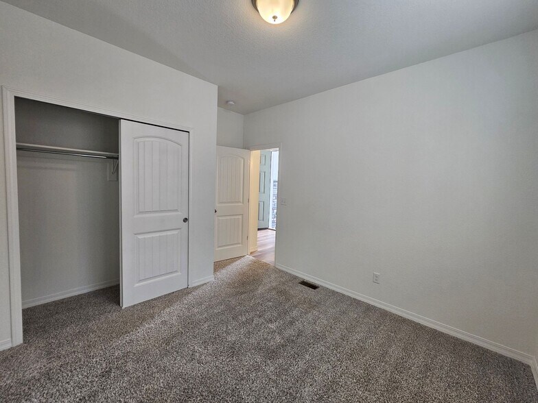 Building Photo - 10450 Summer Ridge Dr