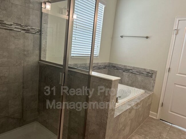 Building Photo - 11114 Sycamore Woods Dr