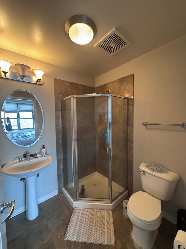 Building Photo - Luxurious 3-Bedroom, 3-Bath Townhouse Loca...