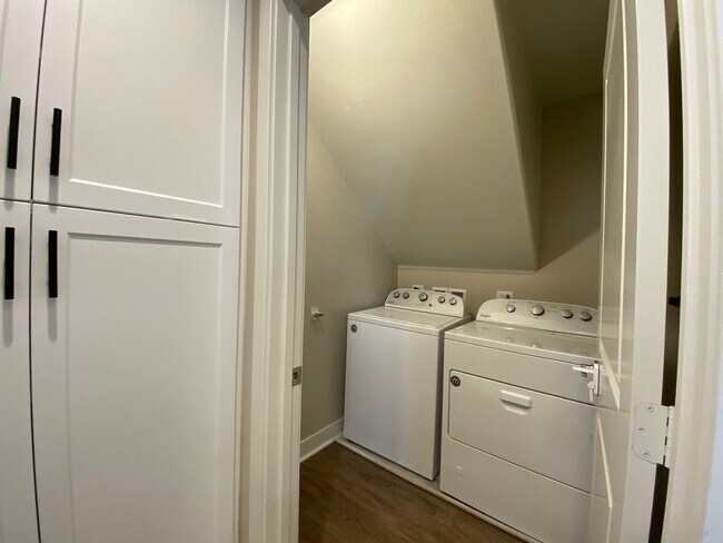 Building Photo - *Special*Stunning 3 Bedroom 3.5 Bathroom T...