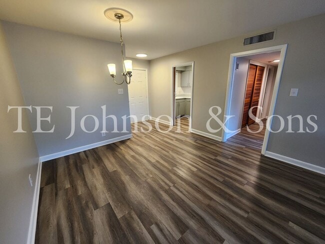 Building Photo - 1 Bedroom Minutes from The School of the Arts!