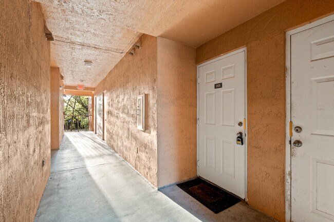 Building Photo - 6960 SW 39th St
