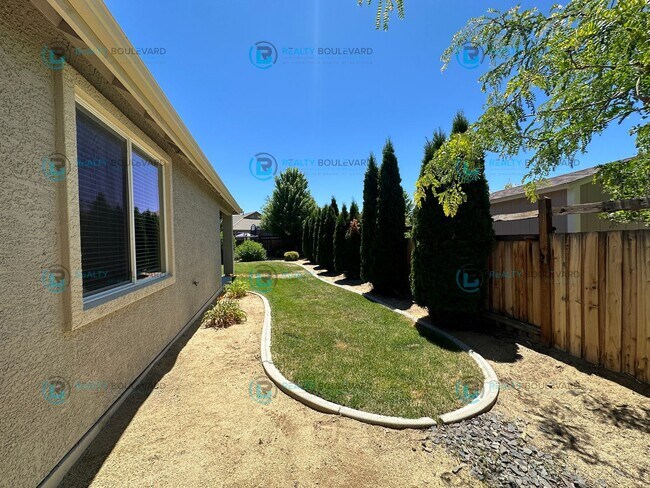 Building Photo - 3 Bedroom 2 Bathroom with Garage covered patio and beautiful yard!
