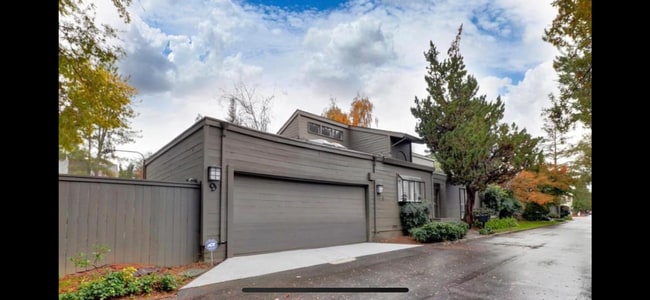 Building Photo - Spacious and beautiful 3 bedroom 2 bath ho...