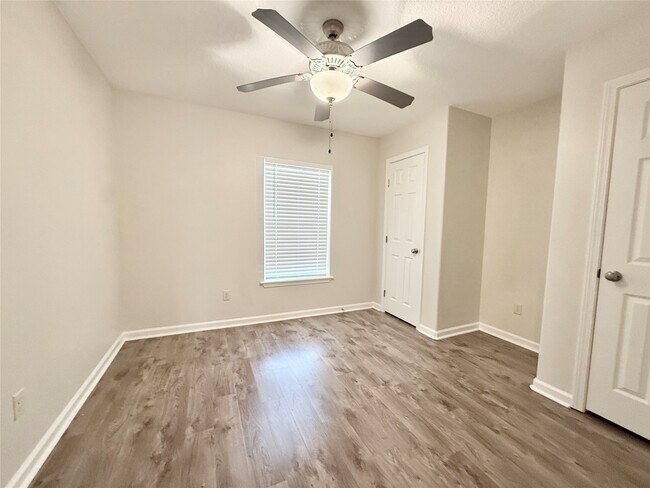 Building Photo - 140 Huisache St