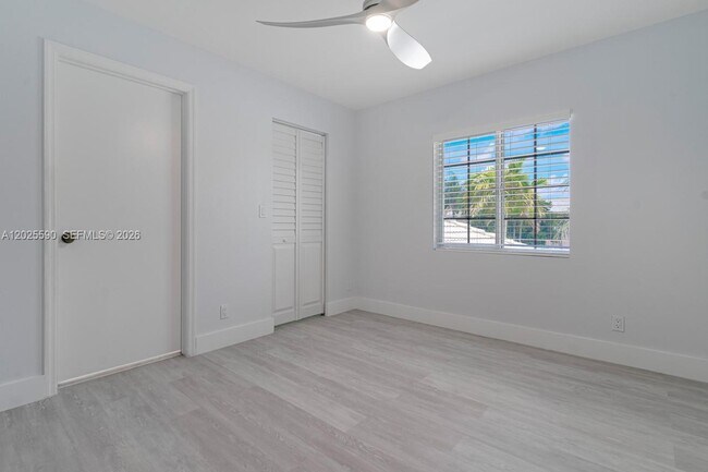 Building Photo - 2098 Madeira Dr