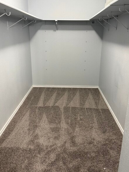 Walk in closet - 9647 Orchid Mdws