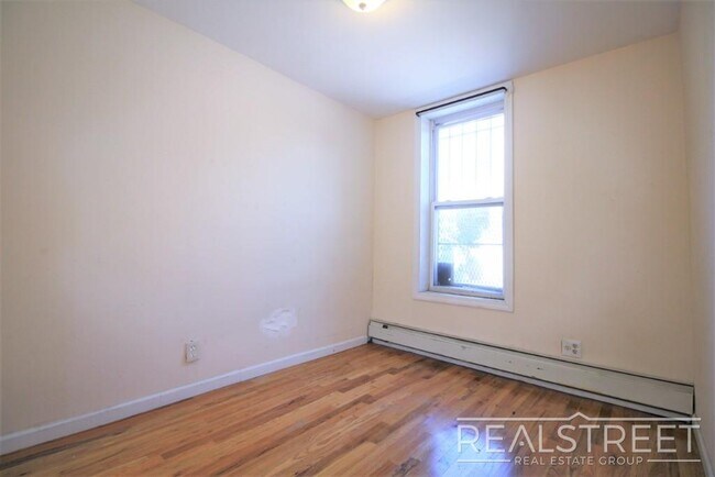 Building Photo - Charming 2-Bedroom Apartment with Roof Acc...