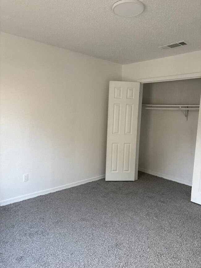 Building Photo - 1812 Meadowgreen Dr