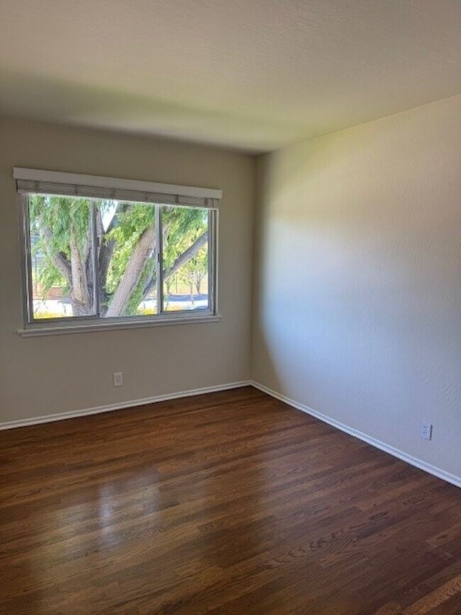 Building Photo - Located in Marina Gardens, great location!...