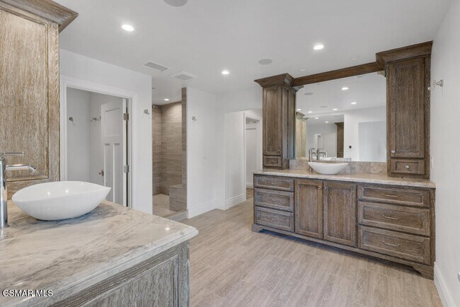 Building Photo - 525 Aqueduct Ct