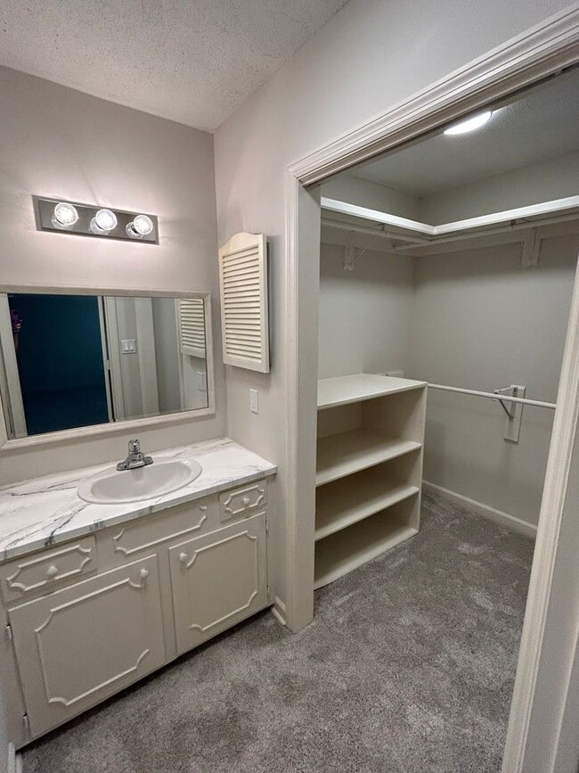 Building Photo - Newly Remodeled 3 Bedroom in Deer Manor!