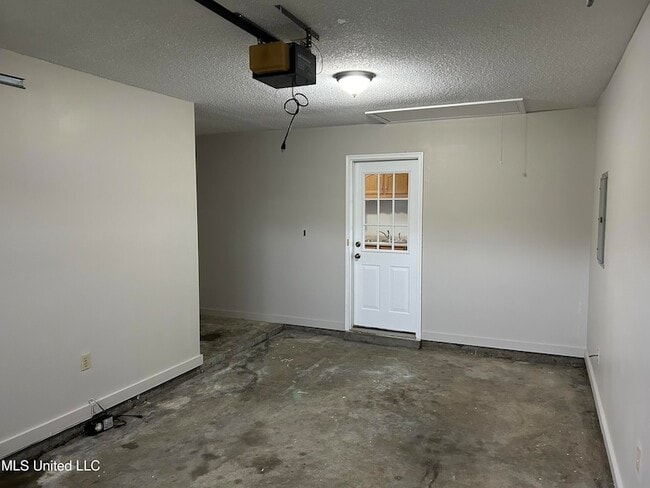 Building Photo - 6589 Pleasant Acres Dr