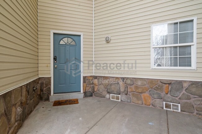 Building Photo - 1541 W Ln Ct