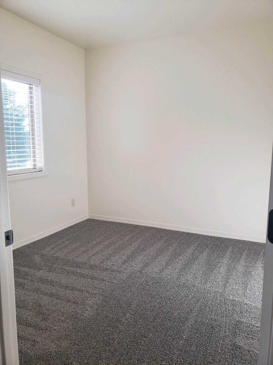 Front bedroom - 2124 E Olympic Ave