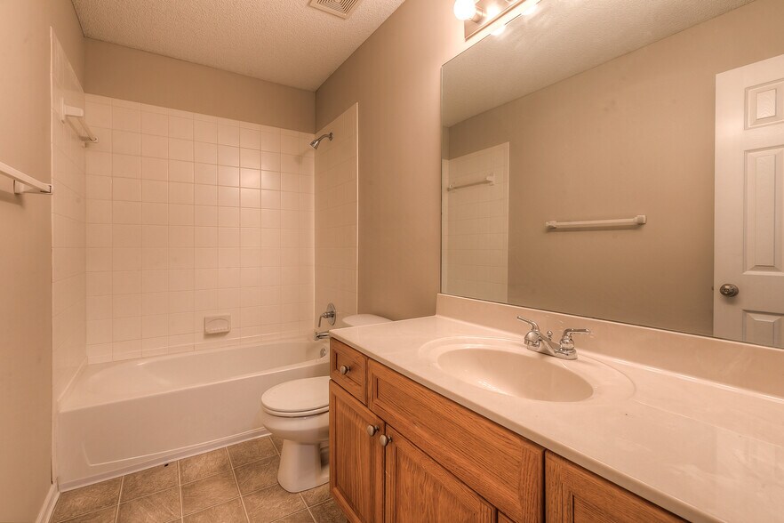 2nd level, Full hall bath - 22810 West 71st Terrace