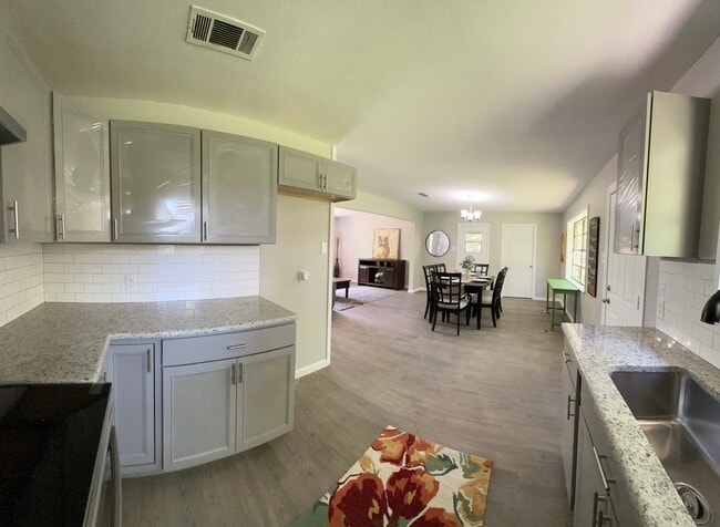 Building Photo - 100 Shady Oaks Dr