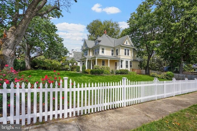 Building Photo - 1503 Russell Rd