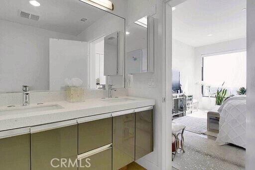 Building Photo - 1223 Larrabee St