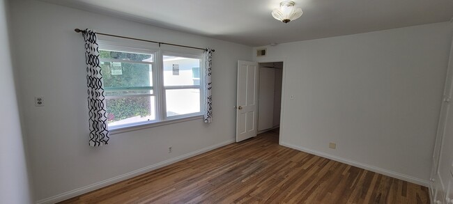 Building Photo - 661 Warner Ave