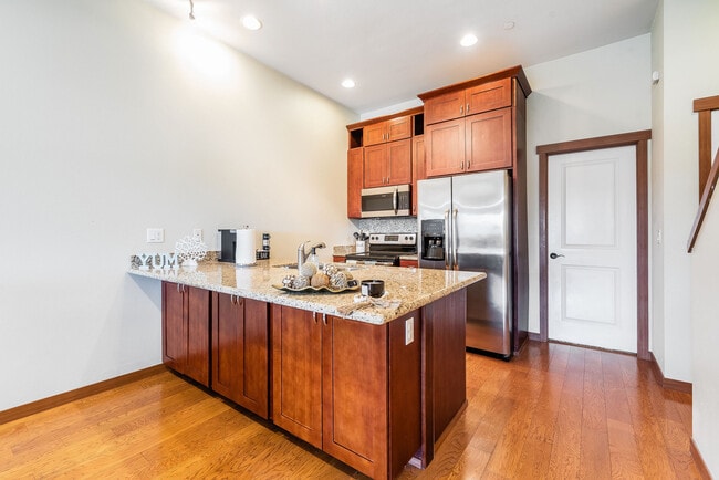 Building Photo - Lincoln Square Townhomes