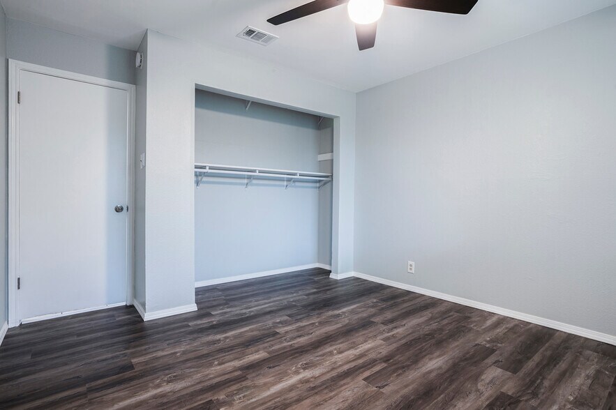 Building Photo - 5275 Meadow Rise St
