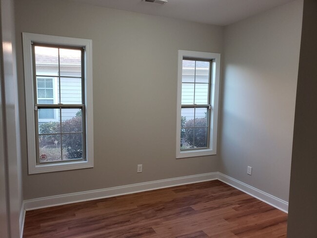 Building Photo - ~ COMPASS POINTE ~
