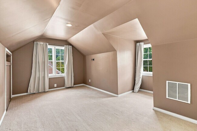 Building Photo - 912 Beechwood Rd