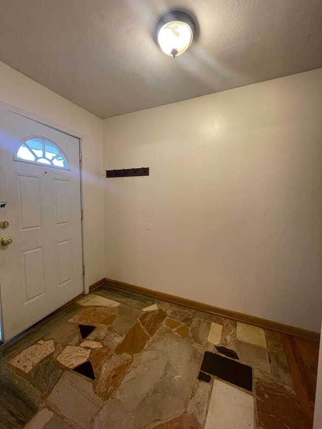Building Photo - Charming Springfield home off South Campbell
