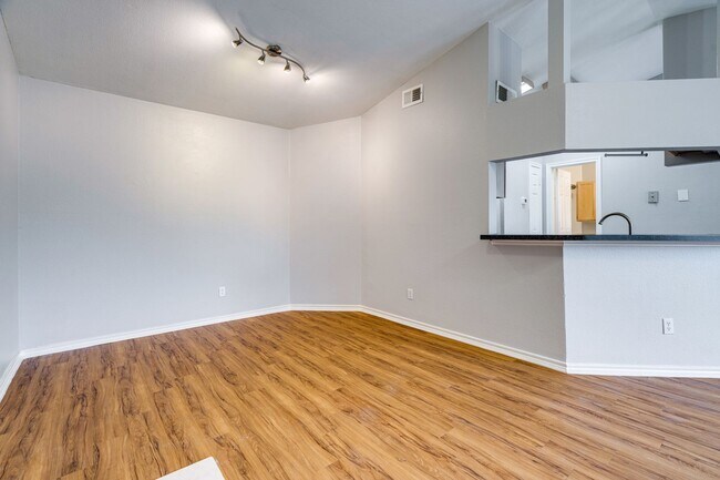 Building Photo - 1 Bedroom, 1 Bath Available Now!