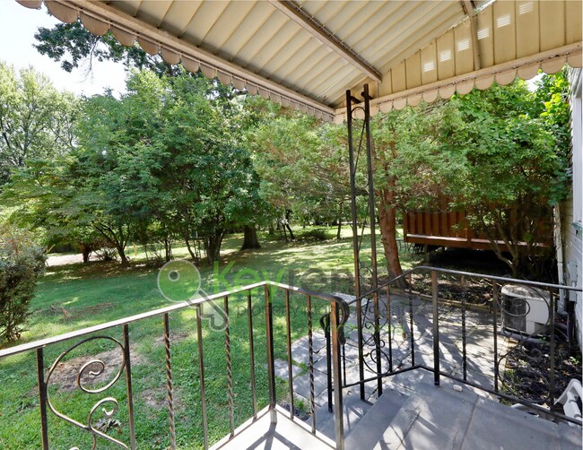 Building Photo - De Graw Ave Triplex