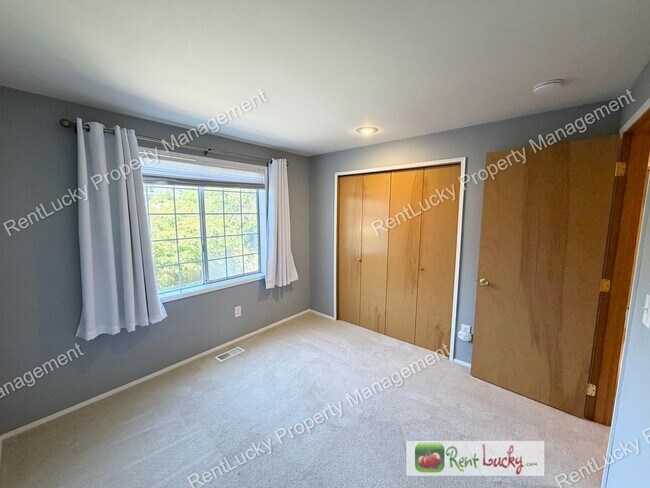 Building Photo - GORGEOUS 3 Bedroom Home in NE Tacoma! Spacious Yard, Beautiful Kitchen, and More!