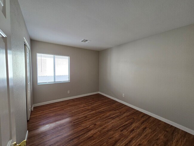 Building Photo - A Fabulous 4 Bedroom Home in N.Las Vegas 1 Bedroom Downstairs.