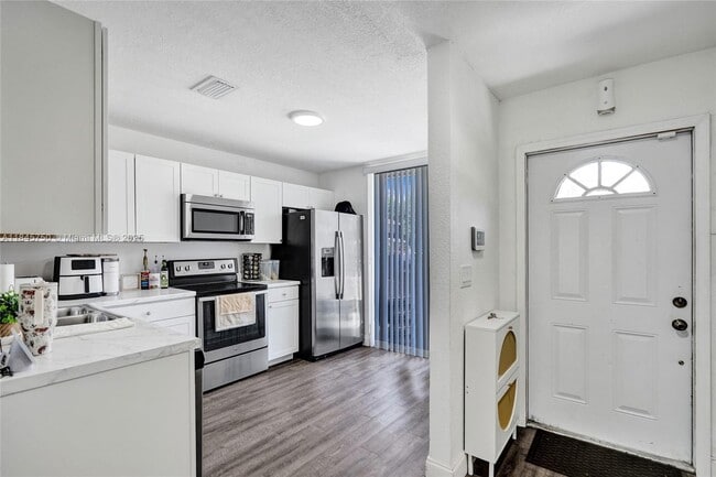 Building Photo - 1359 Sussex Dr