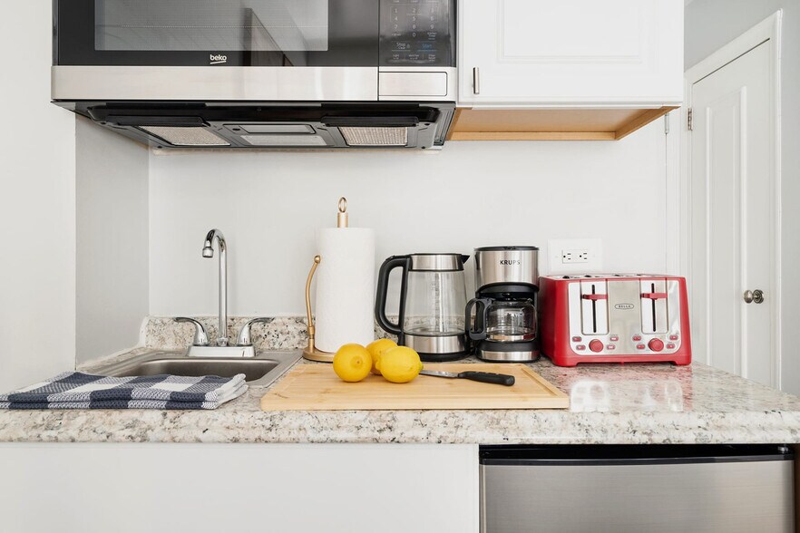 Building Photo - 240 W 73rd St