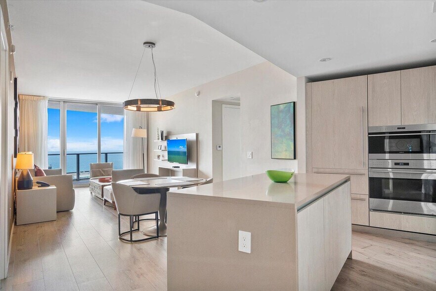 Building Photo - 4011 S Ocean Dr