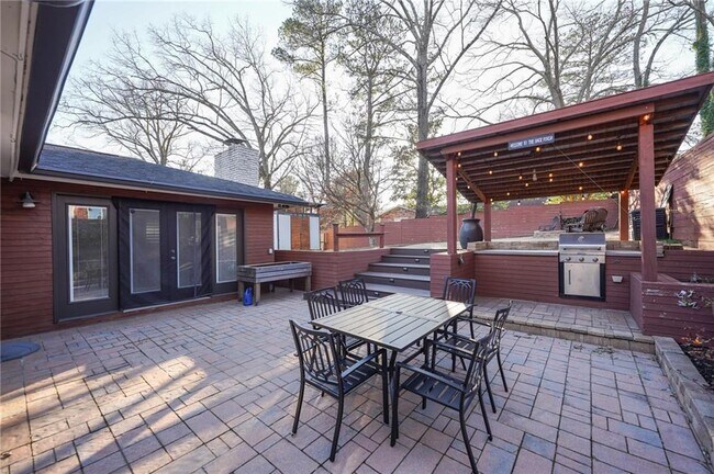 Building Photo - 3844 Longview Dr