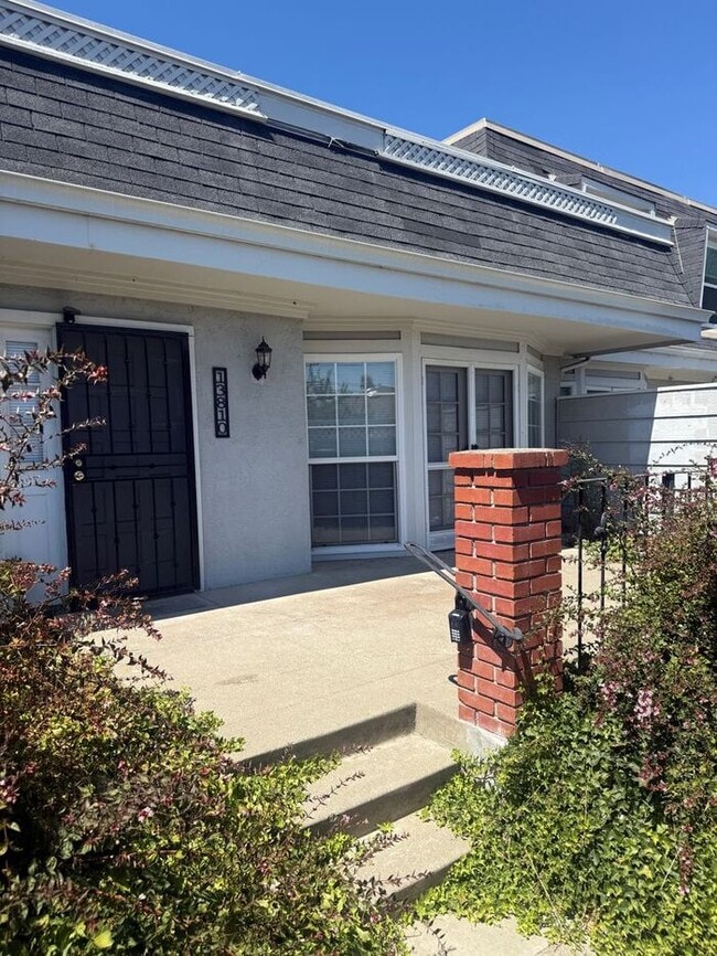 Building Photo - Great 2 Bedroom 2 Bath Townhouse