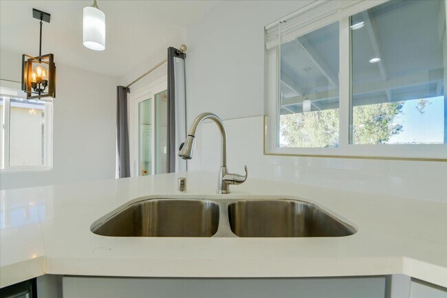 Building Photo - 2563 Roseview Pl