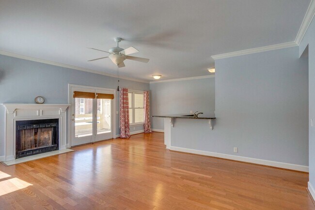 Building Photo - Spacious 2BR/2BA End Unit Condo in Desirab...